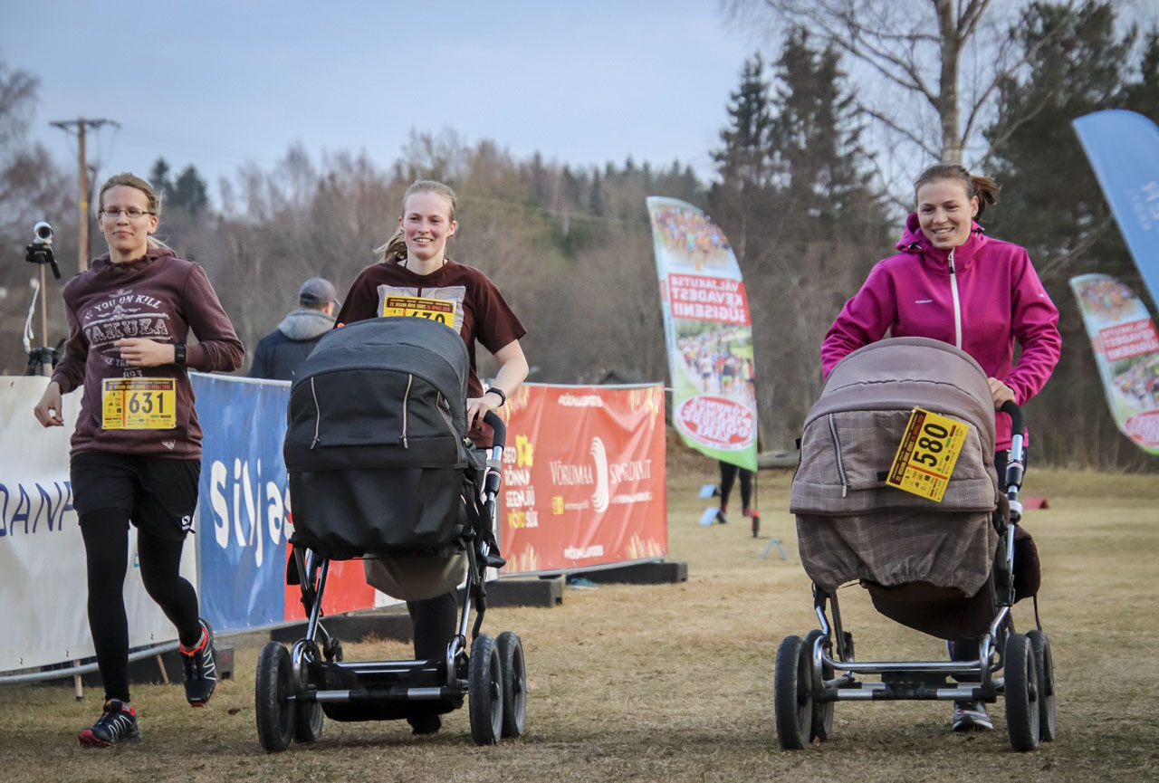 Ümber Vaskna järve jooksu rada oli heas korras ning kulges mööda asfalti või metsateed. Tänu sellele oli rada läbitav ka lapsevankri või lemmikloomaga. Huvilisi jätkus ja mitmed spordisõbrad ületasid finišijoone koos koeraga või lapsevankrit lükates. Vasakult Andra Pedassaar, Liina Tšegurov ja Egle Poll rõõmsalt finišeerumas. Fotod: AIGAR NAGEL