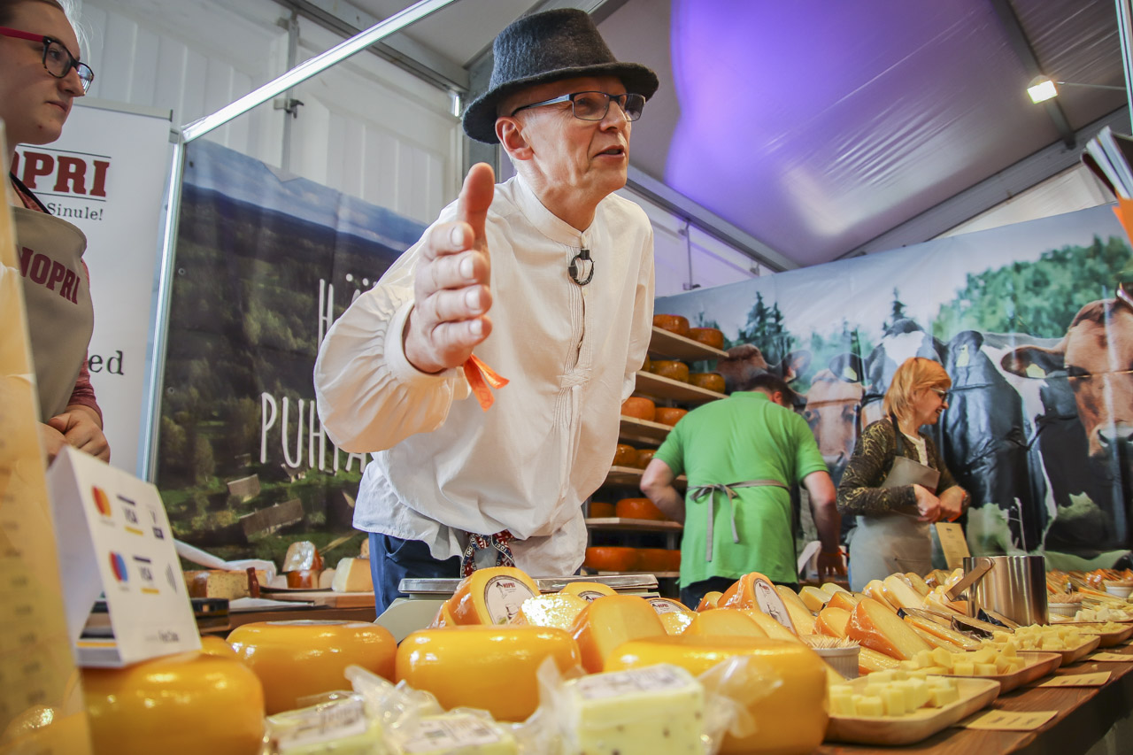 Nopri talumeierei peremees Tiit Niilo tutvustab 15 juustusorti, mis on valmistatud koostöös Hollandist pärit juustumeistri Pascal Smitsiga. Maamessile on nad kaasa toonud 600 kilo juustu. Fotod: AIGAR NAGEL