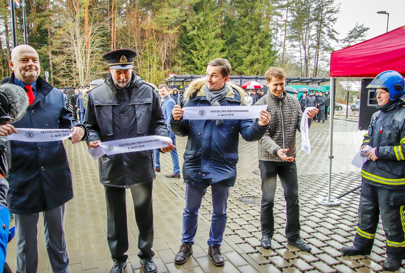 Eile, 6. aprillil avati pidulikult Vastseliina päästekomando uus hoone. Linti lõikavad lahti (vasakult) siseminister Andres Anvelt, Vastseliina komando pealik Aivar Lai, RKASi arendusdirektor Timo Aarmaa ja Semuehituse ehitusdirektor Ahto Vink. Fotod: AIGAR NAGEL