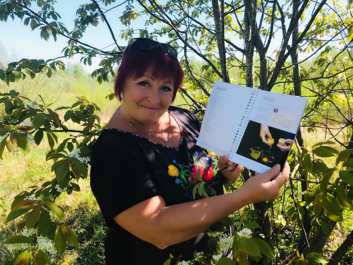 Vast ilmunud raamatust saab näpunäiteid tortide, kommide, šokolaadide ja piparkookide valmistamiseks. Foto: KADI KAKKU