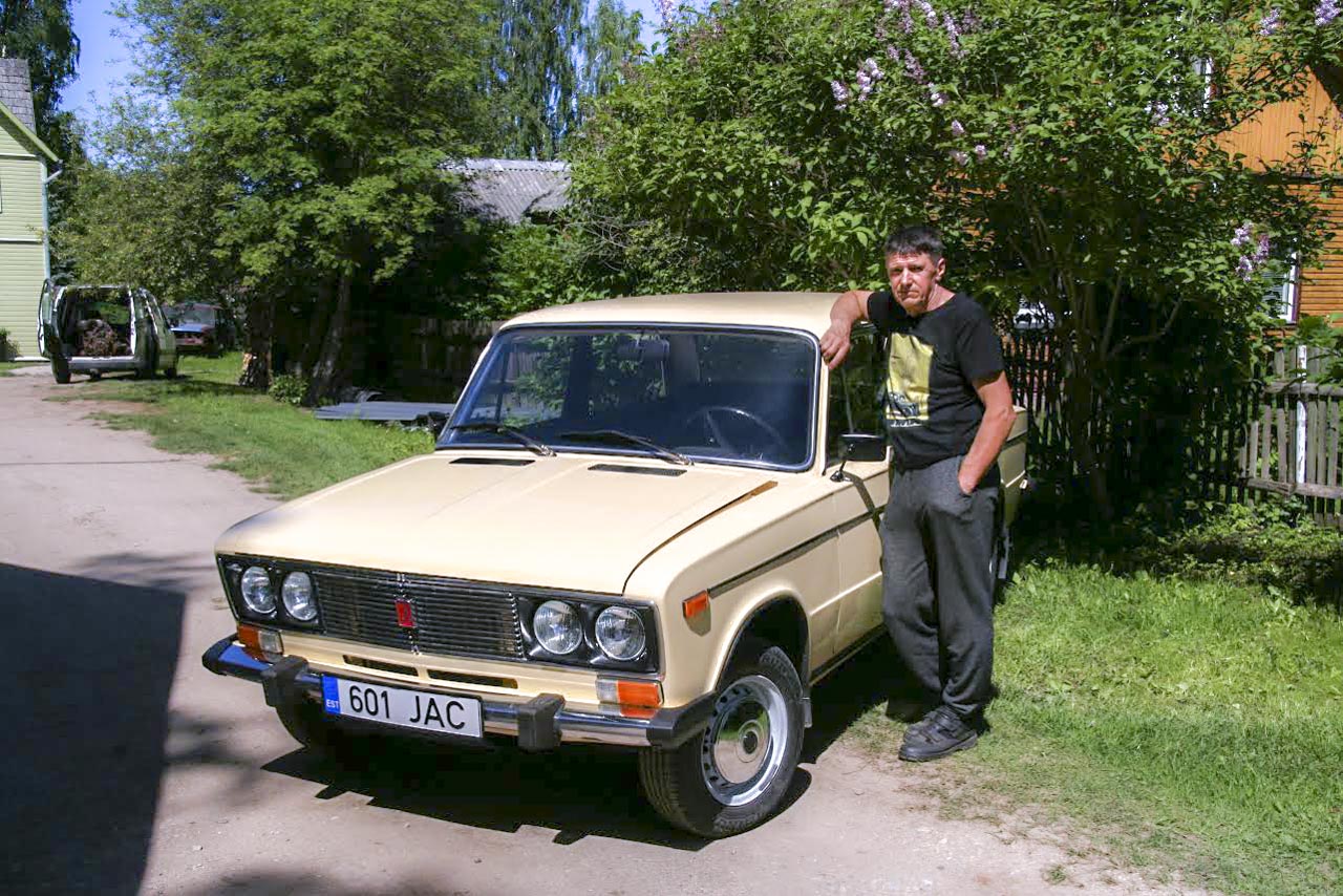 Täna annab Raivo Ojaveer üle 1988. aastast pärit VAZ 06-e, mille taastamise tellis temalt kirurg Uksov. Väidetavalt oli auto kuulunud varem tema vanaisale, mille pärast sai ka taastamine ette võetud. Foto: HELERI LAKUR