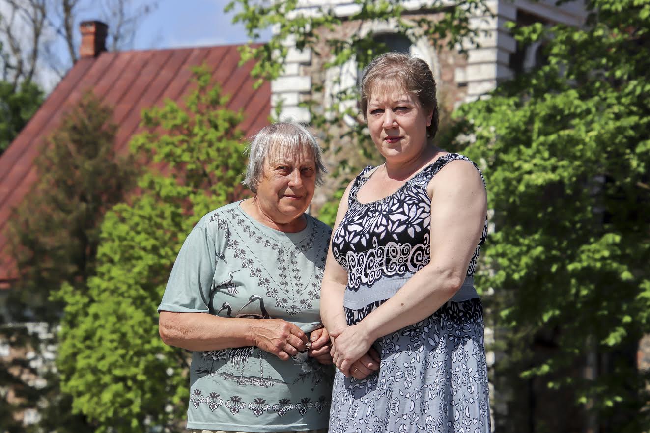 Ulvi (50) ja Luule (73): Ma ei ütle hääd ega halba (Luule). Olen kuulnud väga vastakaid arvamusi. Minu arvates oleks võinud midagi muud olla, aga otseselt ei häiri. Samas jälle oli imelik lugeda, kuidas välismaal seda kajastati. Iga asjaga võib olla nii, et kellelegi ikka ei meeldi. Me ise elame Põlvas, aga kodu on siinkandis ja oleme siinse eluga ikka kursis (Ulvi). FOTOD: Aigar Nagel