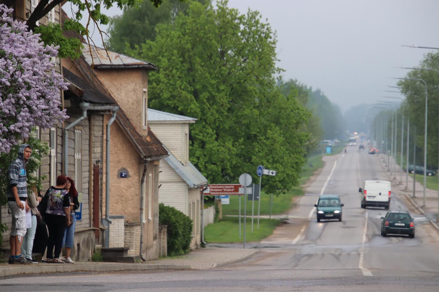 Varasemalt oli üks bussipeatus Katariina allee ääres,  keskväljaku vastas ja teine Antiigi poe ees.   Ehitustööde käigus on üks pink kolitud Roosi-Karja lõigu vahel oleva ajutise bussipeatuse juurde aga üle tee asuv bussipeatus on ikka veel pingita. FOTOD: Aigar Nagel