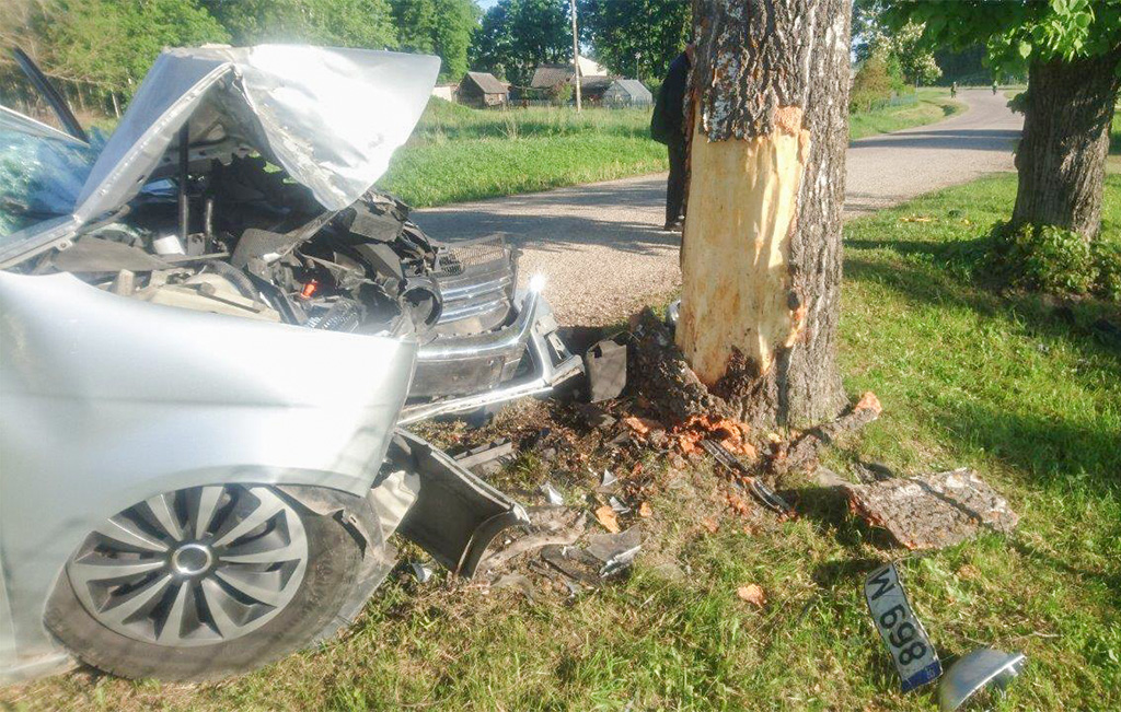 60-aastane mees jäi Võrumaal Volkswagen Golf Varianti roolis magama ning sõitis teelt välja vastu puud.