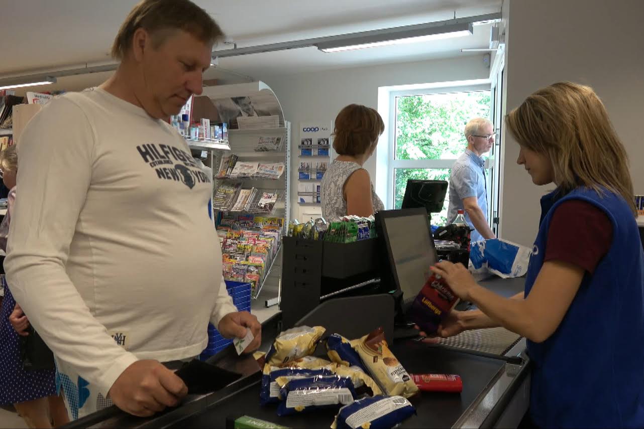 26. mail avatud Coop Tsooru kauplusse esimeseks sisenejaks oli tsoorulane Heino Kroonmäe, kes tuli jäätist ostma. Esimeseks ostuks aga tehti plokk õlut.