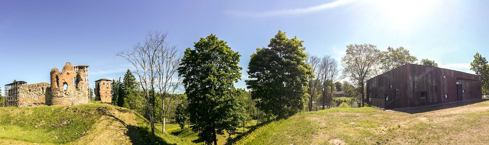 Eile keskpäeval lõigati läbi pidulik pael, mis avas keskaja elamuskeskuse ühe osana valminud palverännumaja. Oma õnnistuse andis majale Tartu katoliku kiriku õpetaja isa Miguel. FOTOD: Aigar Nagel