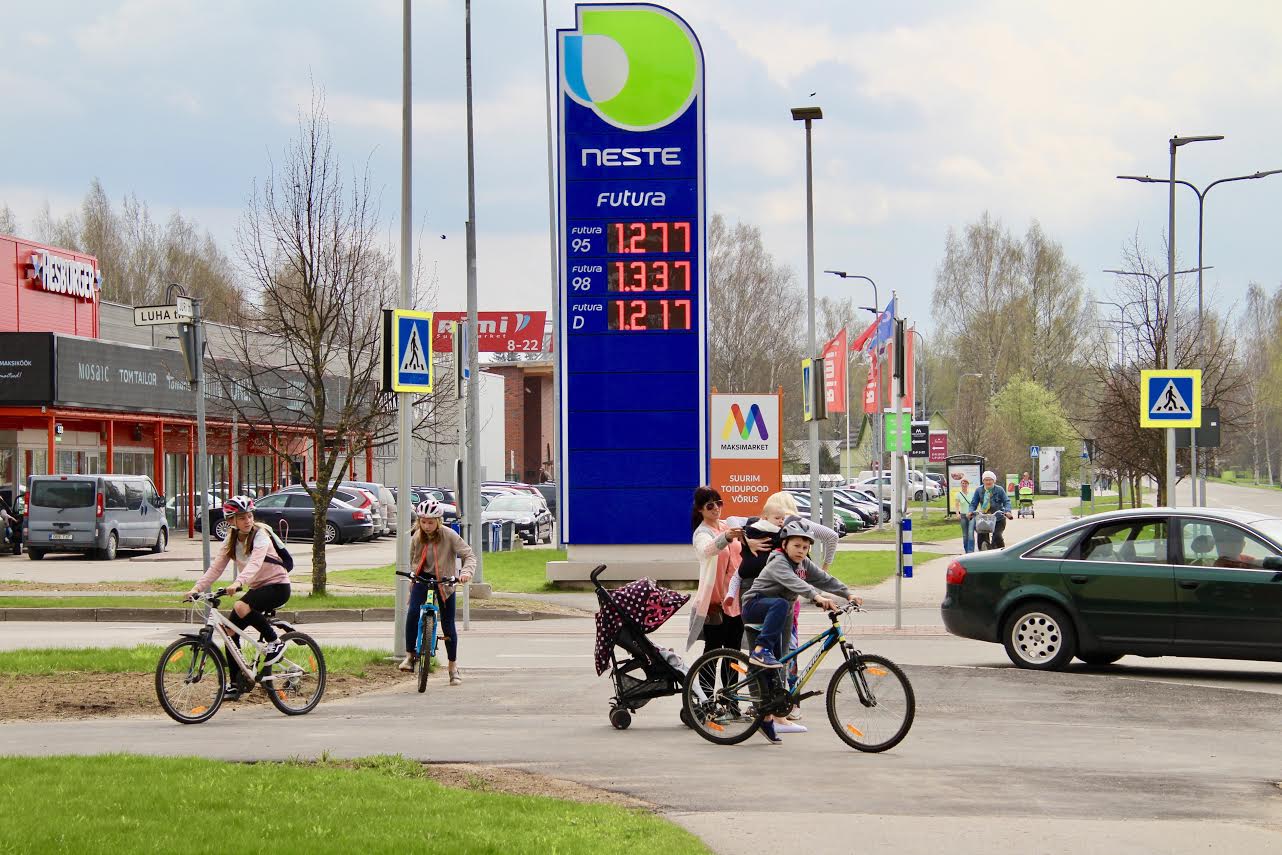 Kütusehinnad 1. mai keskpäeval Neste automaattanklas Jüri ja Luha tänava ristmikul. Rõõmustav oli samal ajal näha nii palju jalgrattureid ja jalutajaid.