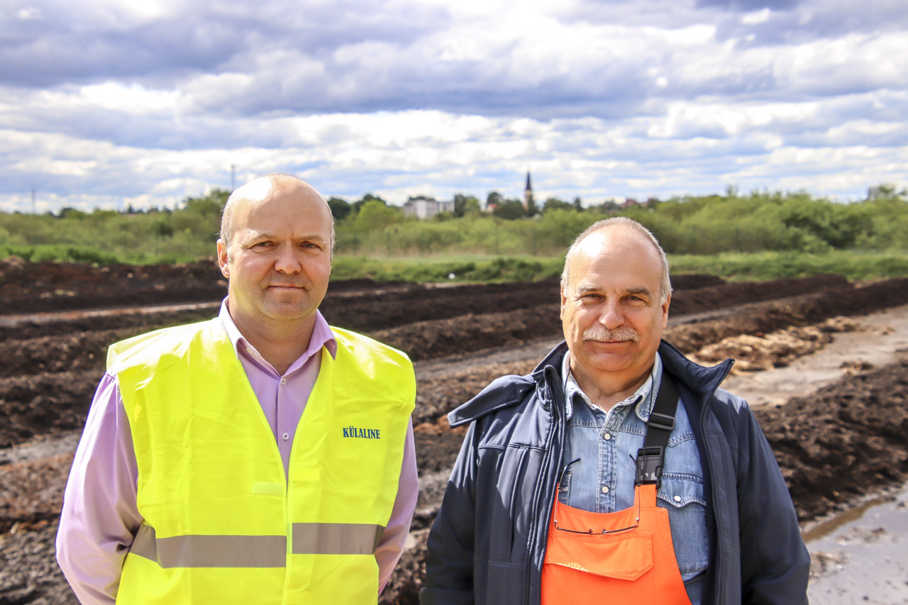 Nii ASi Võru Vesi juhi Juri Gotmansi (pildil vasakul) kui ka tehnoloogi Olev Elmiku (paremal) sõnul saaks reovee puhastamise käigus järele jäänud muda käidelda paremini linnast väljas ja koostöös teiste lähimate linnadega saaks suunata suurema koguse biogaasi tootmiseks. Tagaplaanil mudaväljad ASi Võru Vesi territooriumil, mis väga soojade ja tuuleta ilmadega hakkavad levitama ebameeldivat lõhna. Foto: AIGAR NAGEL