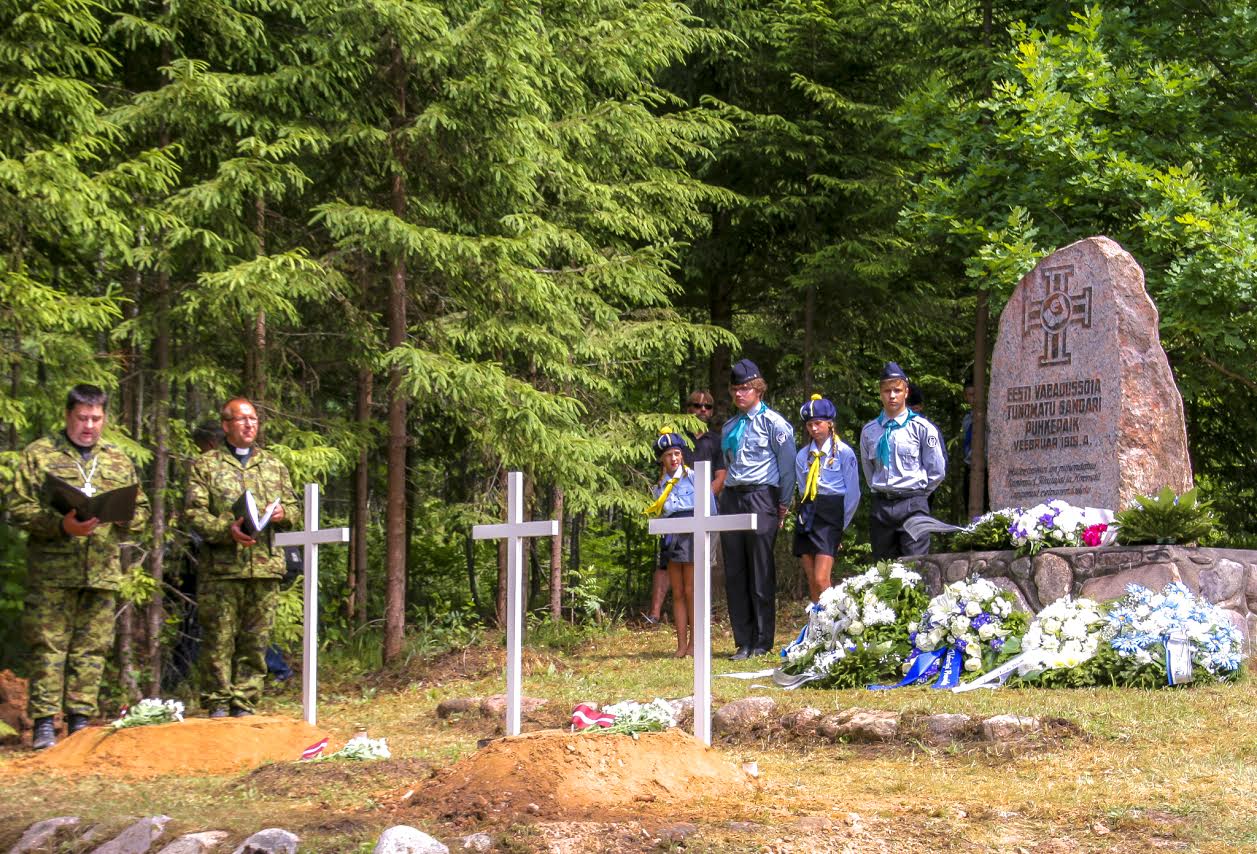 Kirikliku matusetalituse Krabi memoriaali jalamil viisid läbi Kaitseliidu Võrumaa maleva kaplan Mait Mölder (vasakult esimene) ja Kaitseliidu vanemkaplan major Raivo Nikiforov. Pidulikust teenistusest võtsid osa Kaitseväe peastaabi ülem kindralmajor Martin Herem, Kaitseliidu ülem kindralmajor Meelis Kiili, ohvitserid ja sõdurid, organisatsioonide esindajad ja külalised. Fotod: HELERI LAKUR