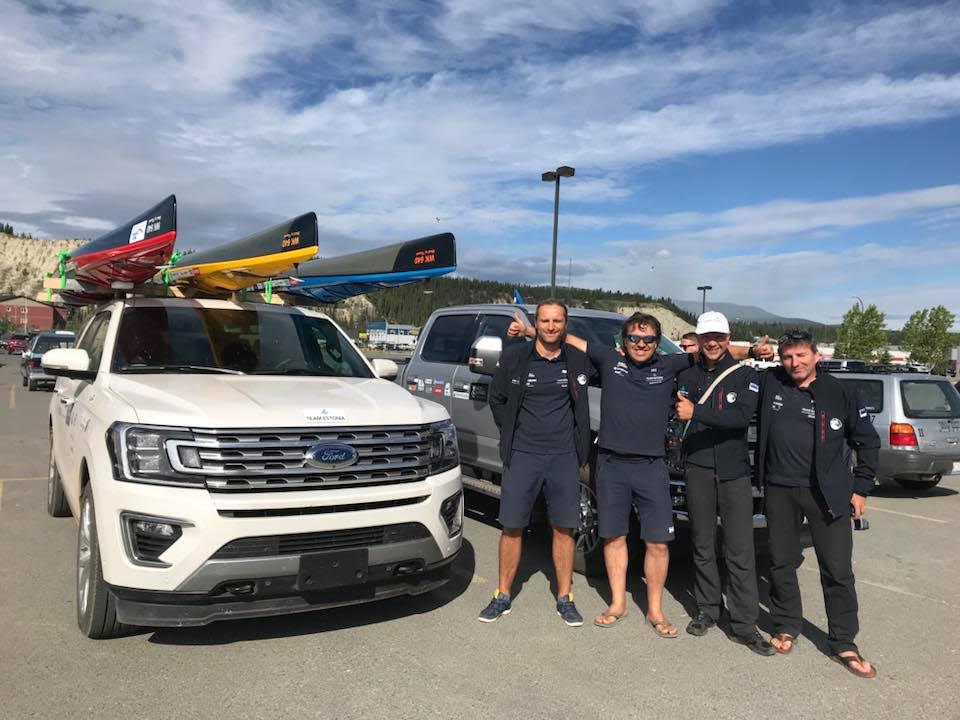 Pildil on Eesti kanged meesaerutajad Team Estoniast: paatkonnad Hillar Irves-Martin Ilumets, Andres Kaju-Leivo Sepp ja Ivar Hütt-Mart Reimann, kes lähevad tänavu esmakordselt maailma pikimale aerutamismaratonile Yukoni jõel. Pildilt puuduvad kahese paatkonna liikmed Martin Pedai-Matti Tuul. Start antakse homme kell 12.