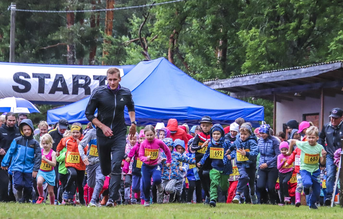 Põhidistantsi liider Raido Mitt mudilaste jooksul koos väikeste spordisõpradega startimas. Foto: AIGAR NAGEL