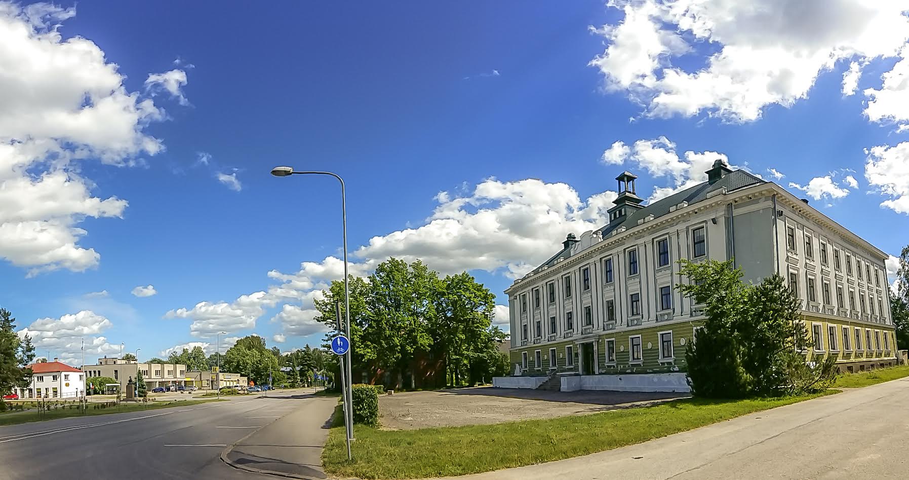 Ühe kohaliku memmekese sõnutsi nägi ta eile, kuidas Võidu tänava uude hooldekodusse koliti voodeid sisse. Foto: AIGAR NAGEL