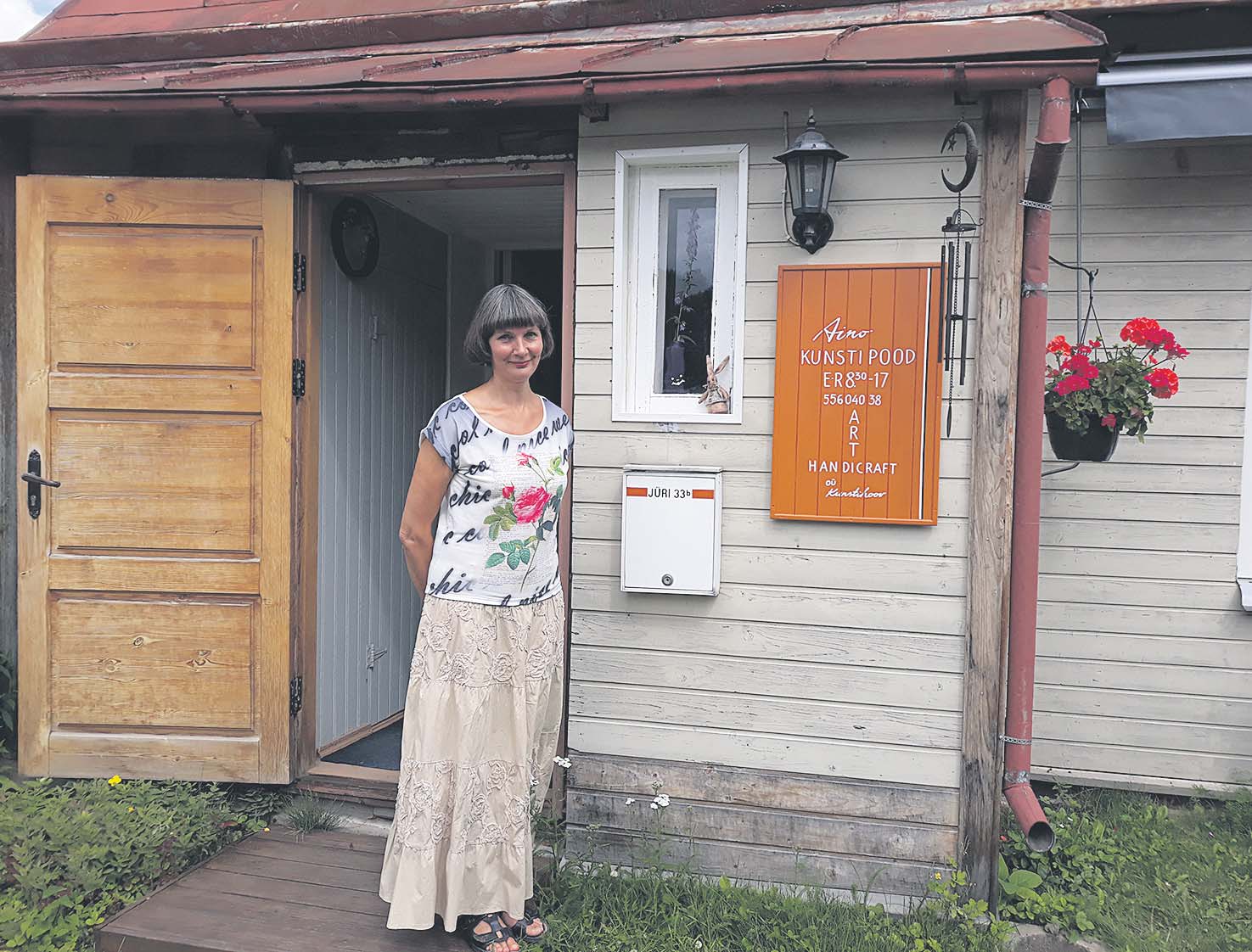 Dekoraatori erialal õppinud Aino Tamberg on õnnelik, et onu ta koolilapsena käe kõrvale võttis ja Tartu kunstikooli soovitas astuda. Foto: HELERI LAKUR