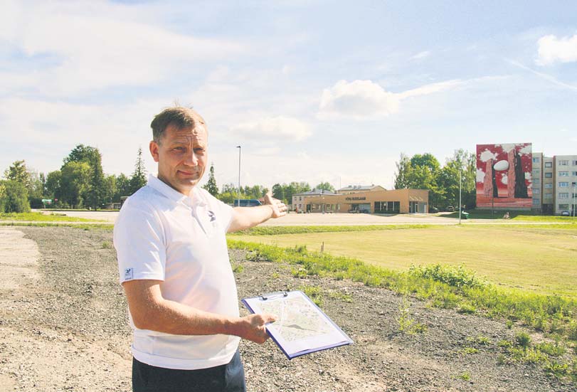 Abilinnapea Sixten Sild viitab, et tervisekeskus Tartu tänava ääres on bussijaamast kiviviske kaugusel ning siit sõidavad läbi ka neli linna(lähi)liinibussi. Foto: VÕRUMAA TEATAJA