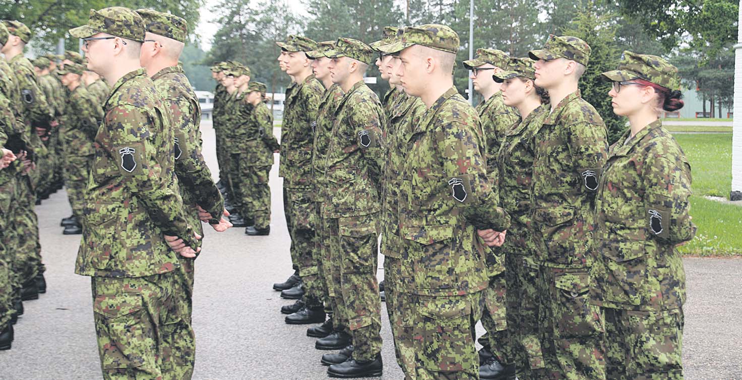 Reede hommikul kogunesid oma teisele hommikusele rivistusele staabikompanii ajateenijad, seal õpib praegu kolm naisajateenijat 66 ajateenija seas. Hommikune rivistus on kindel osa sõduri baaskursuse päevakavast, kus muu hulgas kontrollitakse sõduri korrektset välimust, alustades küünte puhtusest ja lõpetades sõdurivormi korrektsusega. Foto: HELERI LAKUR