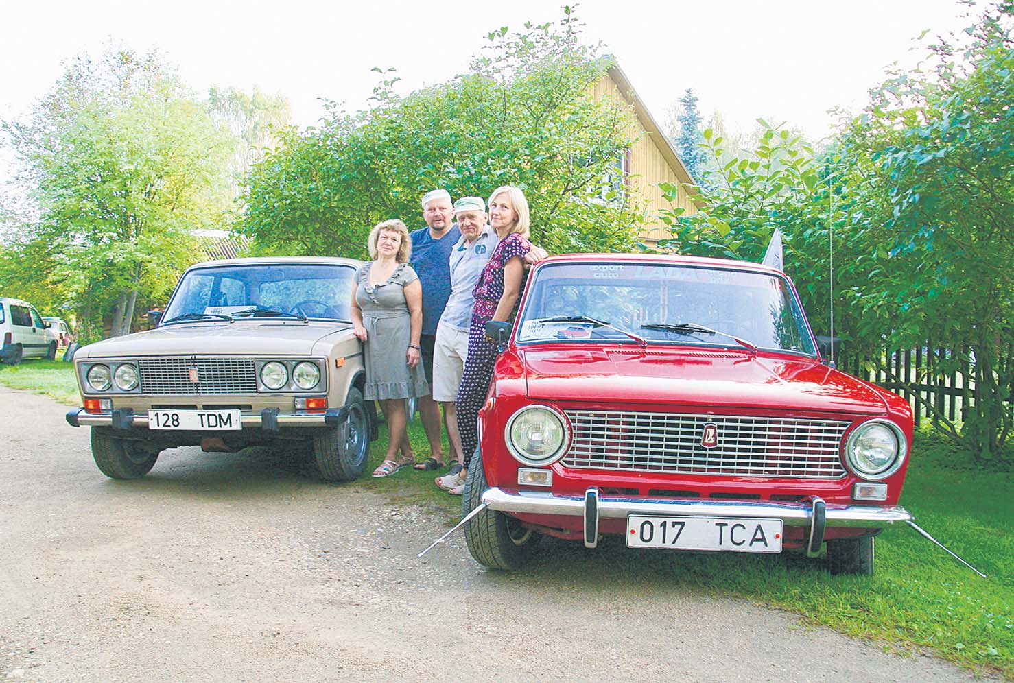 Jane ja Arno Kuus ning Raivo Ojaveer ja Karin Lätt eile hommikul enne teeleasumist. Foto: VÕRUMAA TEATAJA