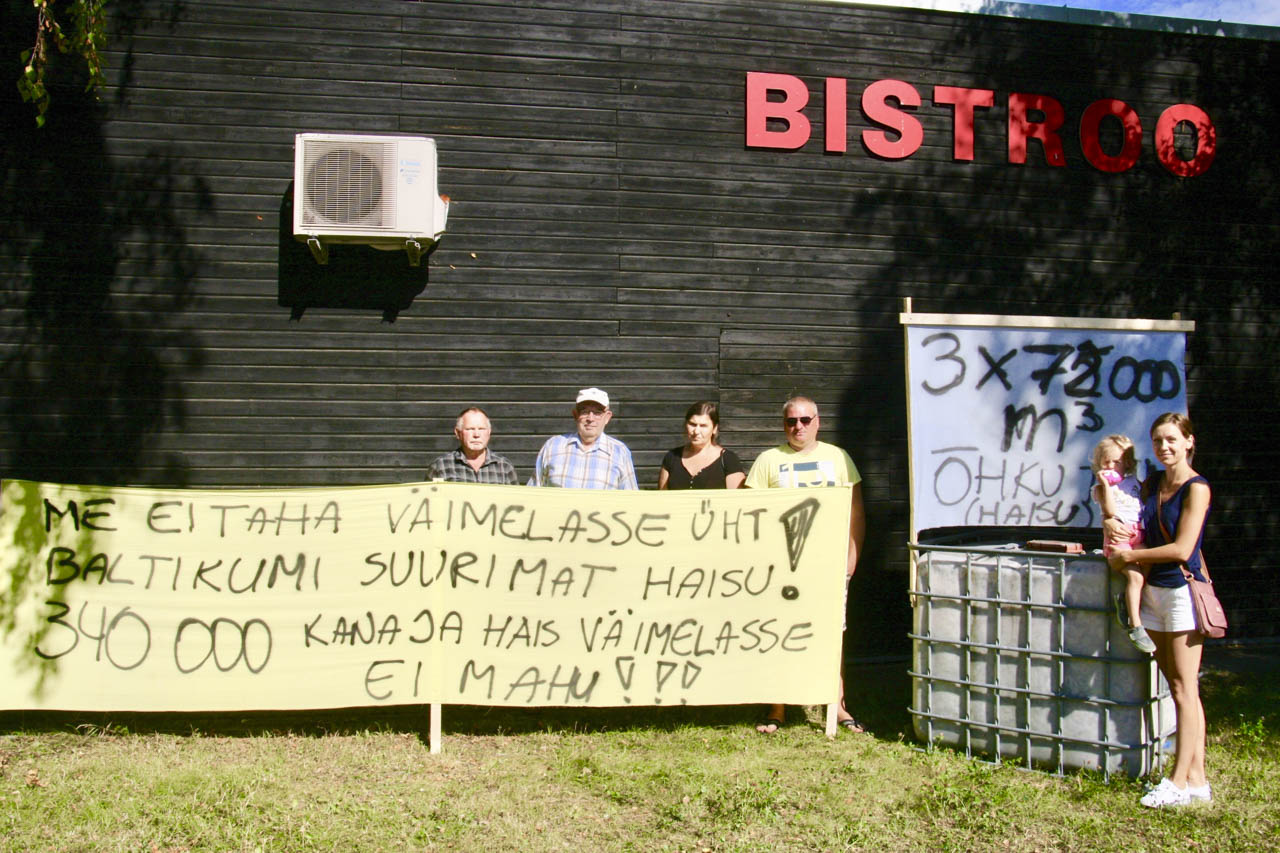 Suurfarmi ehituse peatamise algatusrühma liikmed üleeile hommikul Väimela südames oma arvamust välja ütlemas. Valter Kaurson (vasakult), Jaan Haga, Tiiu Ritari, Indrek Abel ja Liis Toots koos kaheaastase Eleanoraga.