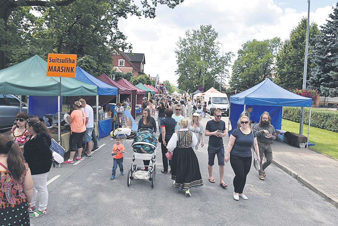 Võru 24. pärimustantsufestivali raames toimunud laat oli hajutatud kolmele tänavale: Liiva, Kreutzwaldi ja Vabaduse tänavale. Foto: JANNO KUUS