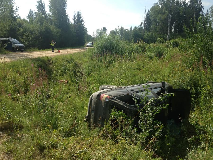 Tartumaal Elva vallas juhtus 22. juulil raske liiklusõnnetus, kus teelt välja kraavi sõitnud ja üle katuse rullunud sõiduautos hukkus 57-aastane mees.   