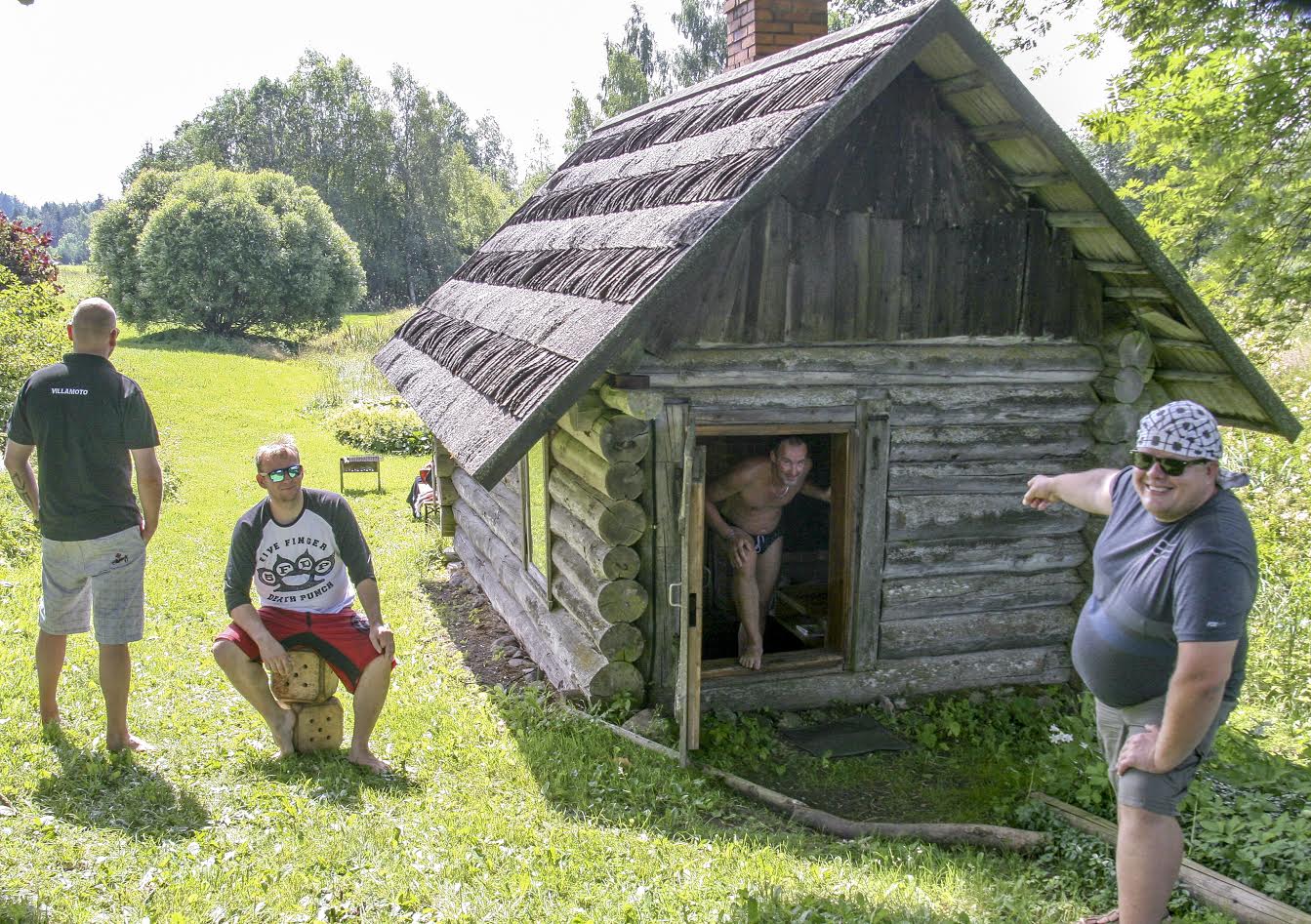 Sõprusklubi liikmed Villamoto motoklubist Raido, Peeter ja Erki pakuvad Villa küla saunas peale saunamõnude kosutuseks alkoholivaba õlut, vett ja käterätikut. Sauna kütmisega alustasid mehed hommikul kell 9. Foto: HELERI LAKUR