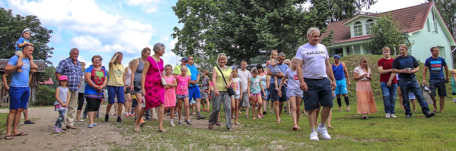 Külastajad karjajuht Ants Schmidtiga ekskursioonile suundumas. Fotod: AIGAR NAGEL