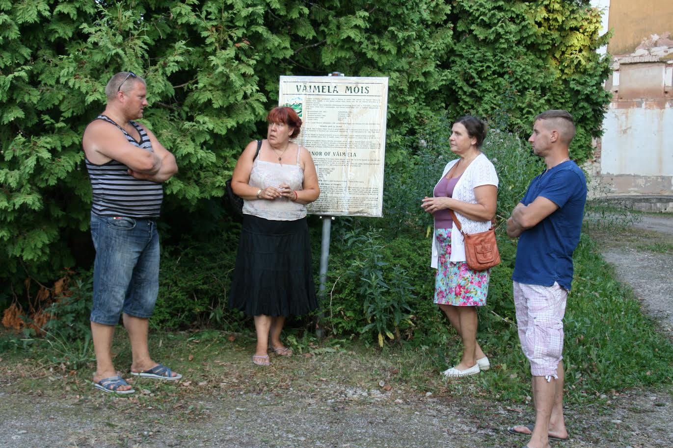 Kanala rajamise vastu võitlevad Indrek Abel, Inga Raitar, Tiiu Ritari ja Juri Mirontšuk kogunesid Väimela mõisa ette Pärna teel, kuhu viib tee edasi plaanitava hiidkanala juurde. Ritari sõnul on Väimela mõis ja park rohkem säilitamist väärt kui nõukaaegsete lautade kasutusele võtmine suurfarmina. Hiidkanalast Väimela mõisa peahooneni jääb linnulennult umbes 460 meetrit. (Järgneb 3. lk.) Foto: HELERI LAKUR