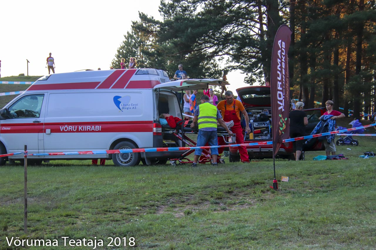 Jooksude turvamiseks on alati kohal meditsiinitöötaja, kuid on olukordi, kus ei pääse kiirabi kutsumisest. Nii juhtus ka reedel toimunud Lasva jõe- ja järvejooksul, kus oli tarvis üles turgutada enne pingutust liialt vähe söönud ning joonud ja veidi oma võimeid üle hindav spordisõber. Foto: AIGAR NAGEL