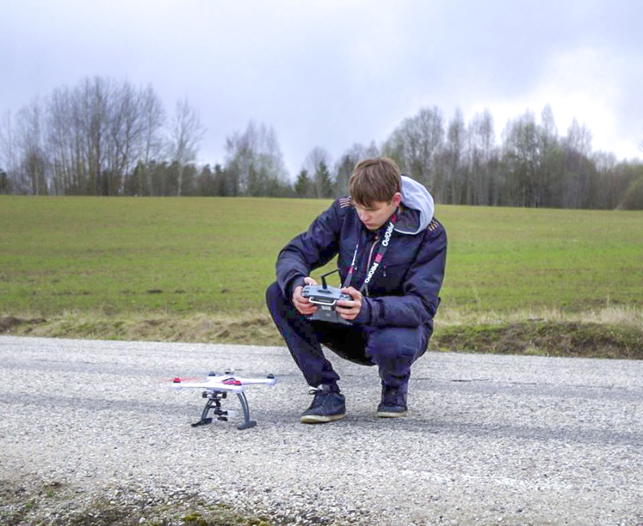 Oliver-Sander Luik on droonimisega tegelenud juba 2013. aastast ja saanud tunnustuse Parksepa keskkoolilt koolielu edendamise eest tänu droonivideole, mis koolile tuntust toonud. Foto: ERAKOGU