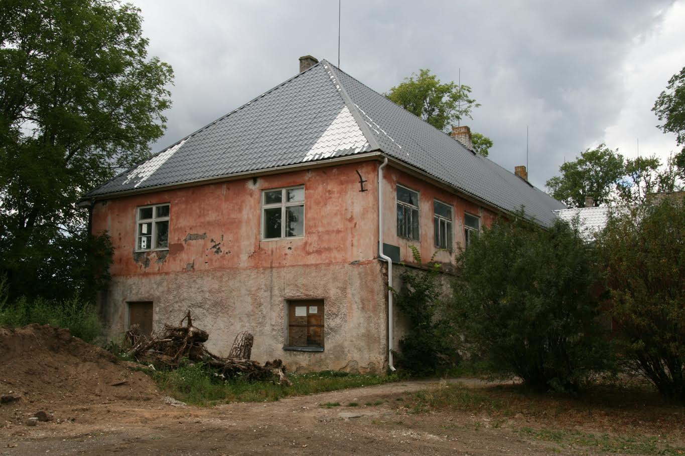 Linnapea sõnul on Võrusoo kooli ümbrust käidud korrastamas, kuid ta tõdeb, et vaba raha Võru linnal ei ole, et hoonet üles vuntsida. Neid kohti, kuhu raha panna, on rohkemgi veel. Koolihoone taha (koolihoonest paremale), Kreutzwaldi, Kraavi ja Soo tänava vahelisele alale endise kooli territooriumile kerkivad aga peatselt uued hooned. Fotod: HELERI LAKUR