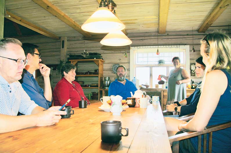 Aasta talu hindamiskomisjon teisipäeval Kolotsi talus kitse- ja lehmapiimajuustu maitsmas. Konstantin Mihhejev (vasakult, maaelu arengu võrgustiku büroo juhataja), Leho Verk (maaelu edendamise sihtasutuse nõuandeteenistuse juhataja), Marika Parv (Võrumaa Taluliidu tegevjuht), Mart Leibur (peremees), Merle Leibur (perenaine), Kerli Ats (Eestimaa Talupidajate Keskliidu tegevjuht), Karolin Lillemäe (maaelu ministeeriumi avalike suhete osakonna juhataja). Fotod: Kalev Annom