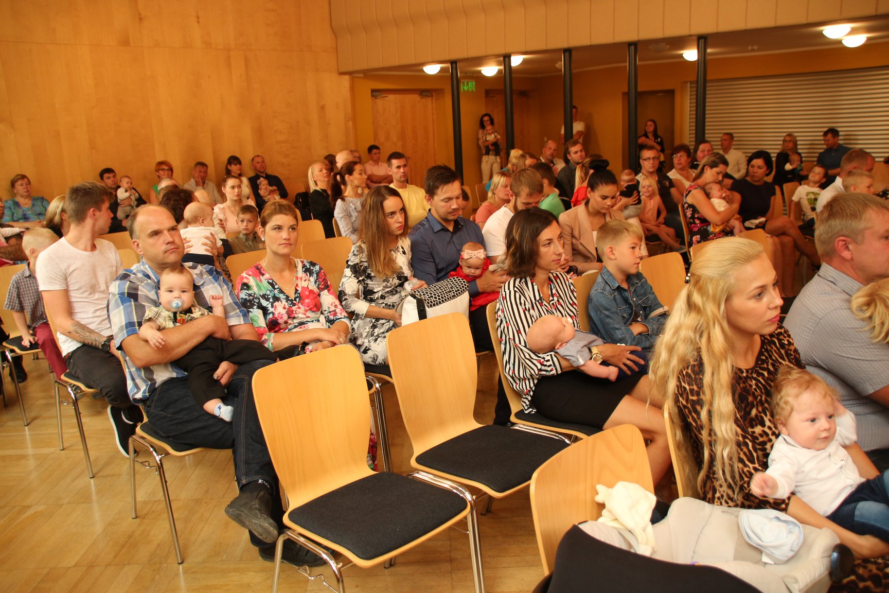 Linnapea Anti Allas andis kõigile uutele võrukatele ja nende peredele üle nimelise hõbelusika. Tore, et paljudes peredes on ees juba sirgumas suuremad õed ja vennad, kes ka uue ameti puhul korralikult õnnitletud said. Foto: FACEBOOK