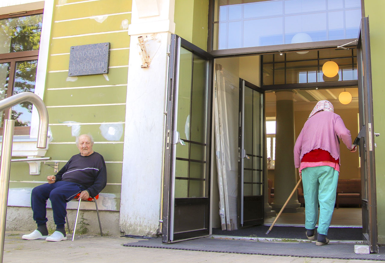 Esimesed hooldekodu kliendid nautisid uut vaadet hoolekodu trepil juba enne keskpäeva. FOTOD: Aigar Nagel