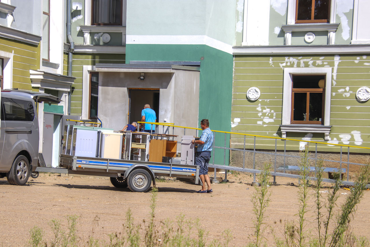 Kolimine jätkub ja ka osa mööblist tuuakse vanast hooldekodust kaasa. Fotod: AIGAR NAGEL