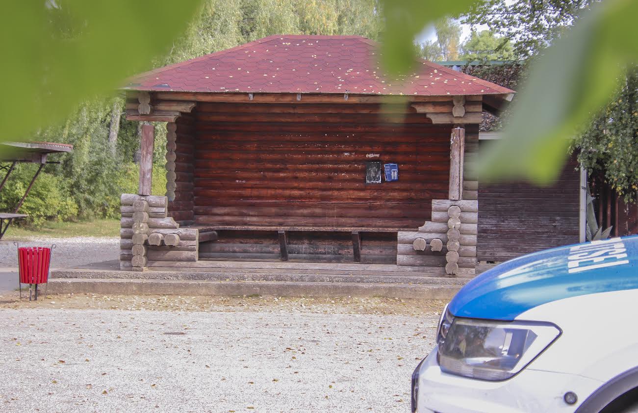 Elupäästja medaliga tunnustamist vääriv olukord sai alguse Antslas Hauka Konsumi vastas olevast bussipeatusest, kuhu noorteseltskonnast spordikott maha jäi. Fotod: AIGAR NAGEL