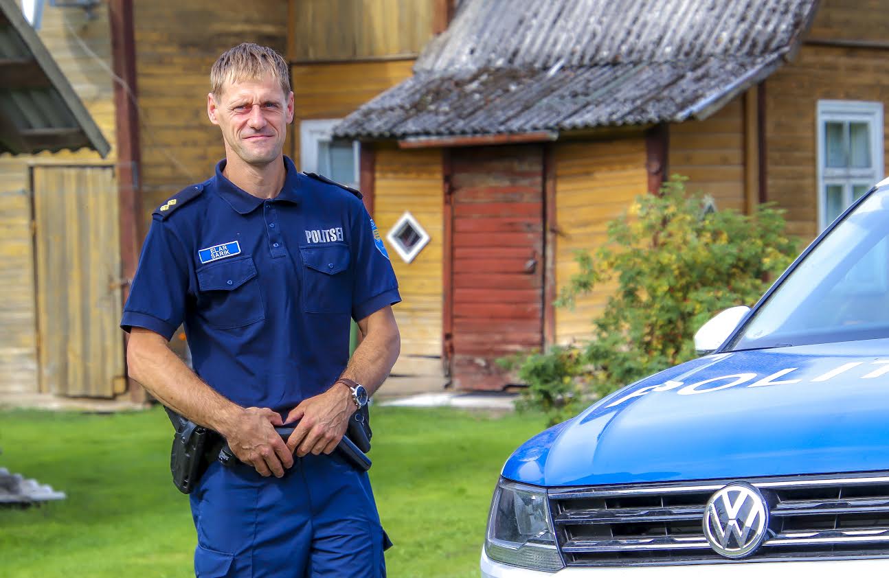 Kagu politseijaoskonna piirkonnapolitseinik Elar Sarik eile pärastlõunal Antslas Pärna tänaval, kus tookord 23aastase noormehe elu päästetud sai. Taamal paistab punane uks, millest siseneti. FOTOD: Aigar Nagel