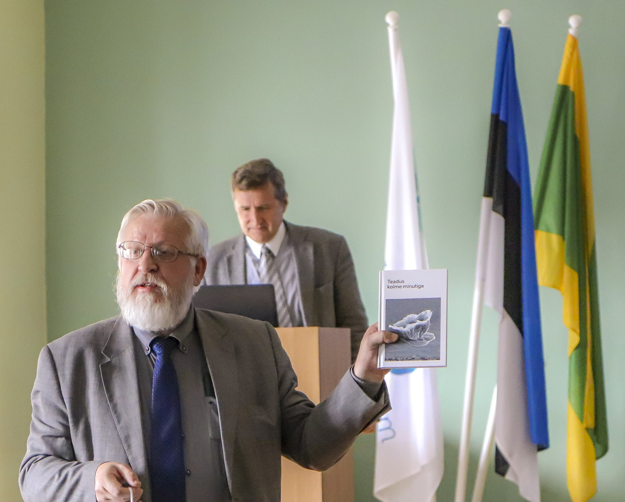 Eesti teaduste akadeemia president Tarmo Soomere (esiplaanil) ning akadeemik Urmas Varblane selgitasid gümnasistidele teaduste akadeemia tagamaid ja rolli tänapäeva ühiskonnas. Fotod: AIGAR NAGEL