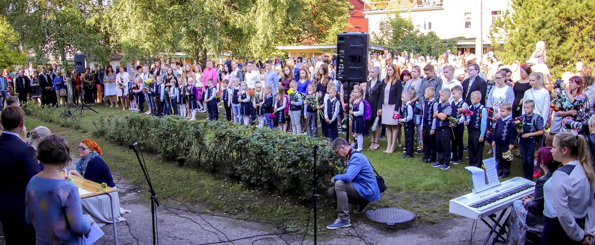 Terve Kesklinna kooli pere ootab pikisilmi aasta lõpus valmivat kooliremonti. Seniks peavad nad läbi ajama kolmes asenduskohas. See ei seganud aga kooliaastat alustamast ning nii peetigi tore aktus vana Jussikese lasteaia maja ees. Kooliteed alustas esimest korda 53 õpilast, mida on 11 lapse võrra rohkem kui eelmisel aastal. Tervesse kooliperre kuulub nüüd 460 poissi-tüdrukut, kes kõik tarkust omandama hakkavad. FOTOD: Aigar Nagel