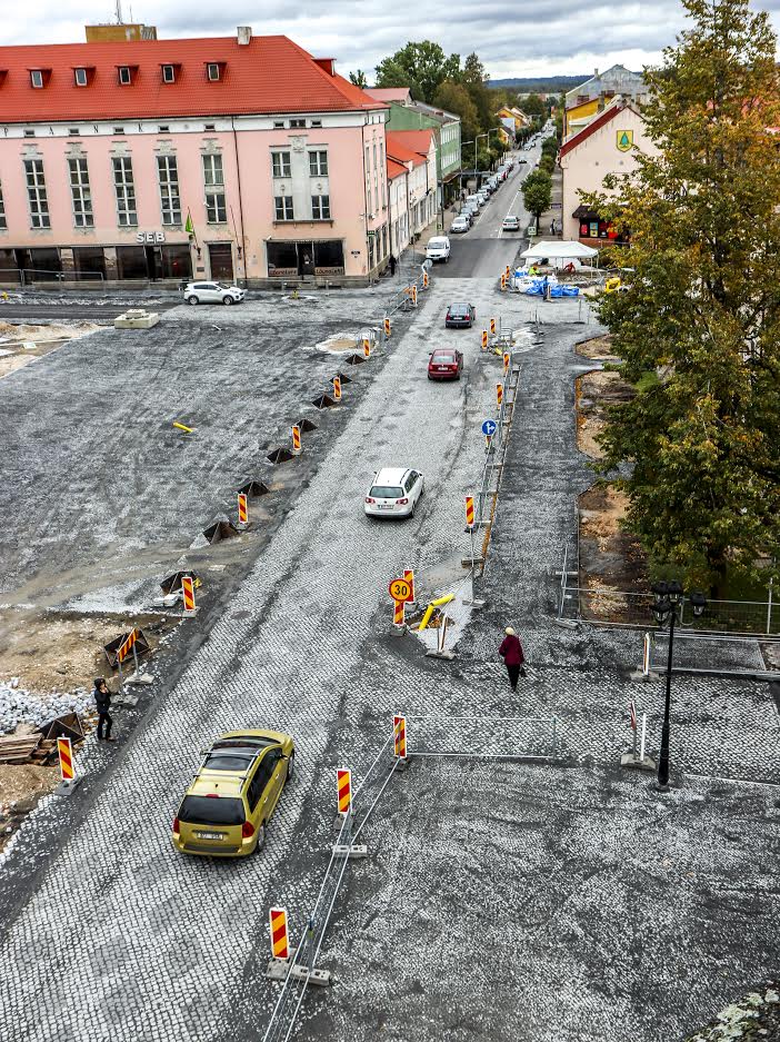 Looduslikke graniitkivist täringukive on kasutatud ka Võru keskväljaku rajamisel Jüri tänava teelõigul Tartu ja Koidula tänavate vahel. See on üks osa keskplatsist ja linna südamest, kus lubatud maksimaalne kiirus ei tohi ületada 30 km/h. Foto: AIGAR NAGEL