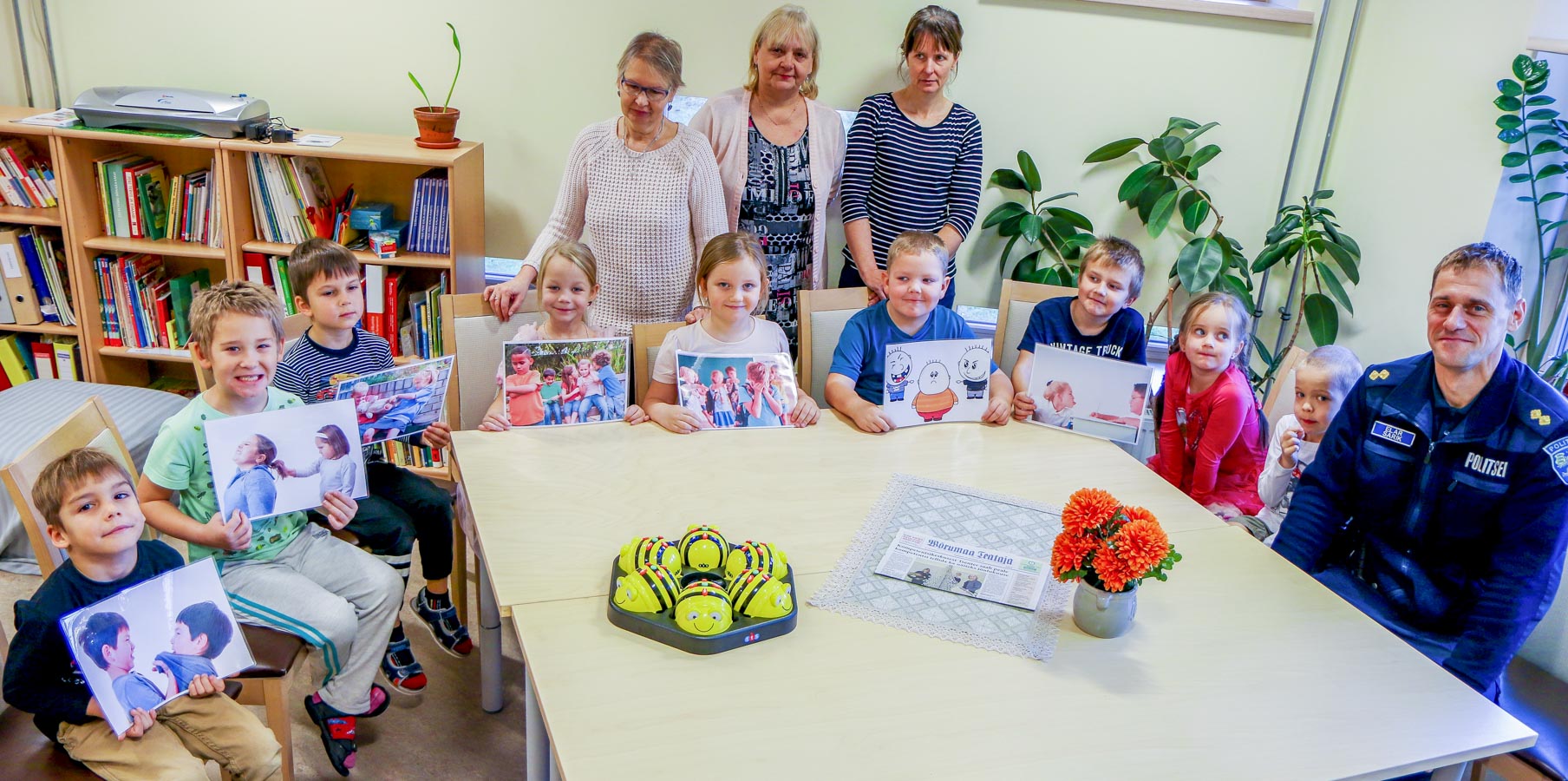 Lasva lasteaia lapsed said teadmisi vägivalla liikidest ning õppisid neid lahendama. Lastel on käes plakatid, mis kirjeldavad erinevaid vägivalla vorme, mida üheskoos läbi arutati. FOTOD: Aigar Nagel