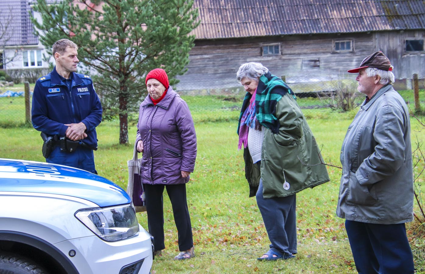 Piirkonnapolitseinik Elar Sarik (vasakult), Vana-Vastseliina sotsiaalmaja korrapidaja Külli ja sotsiaalmaja elanikud probleeme arutamas ja lahendusi välja selgitamas. FOTOD: Aigar Nagel