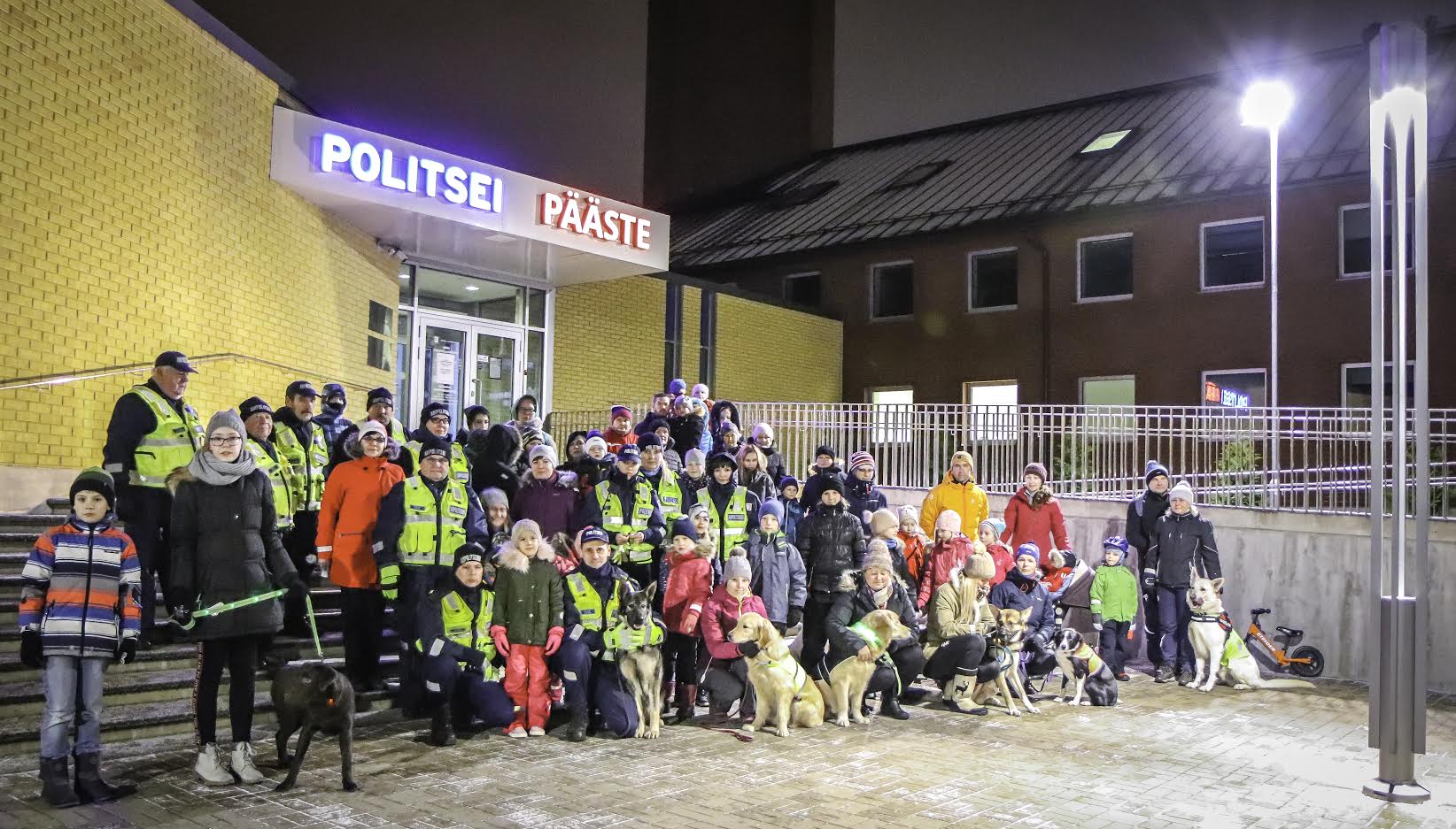 Esmaspäeva õhtul koguneti üle Eesti helkurkõnniks, fotol Võru linnas helkurkõnnile asujad. Tänavu tõusis Võrumaa osalejate arv rekordtasemele, kokku lugedes oli see number 164, neist 70 kogunes Võru linnas. Foto: AIGAR NAGEL