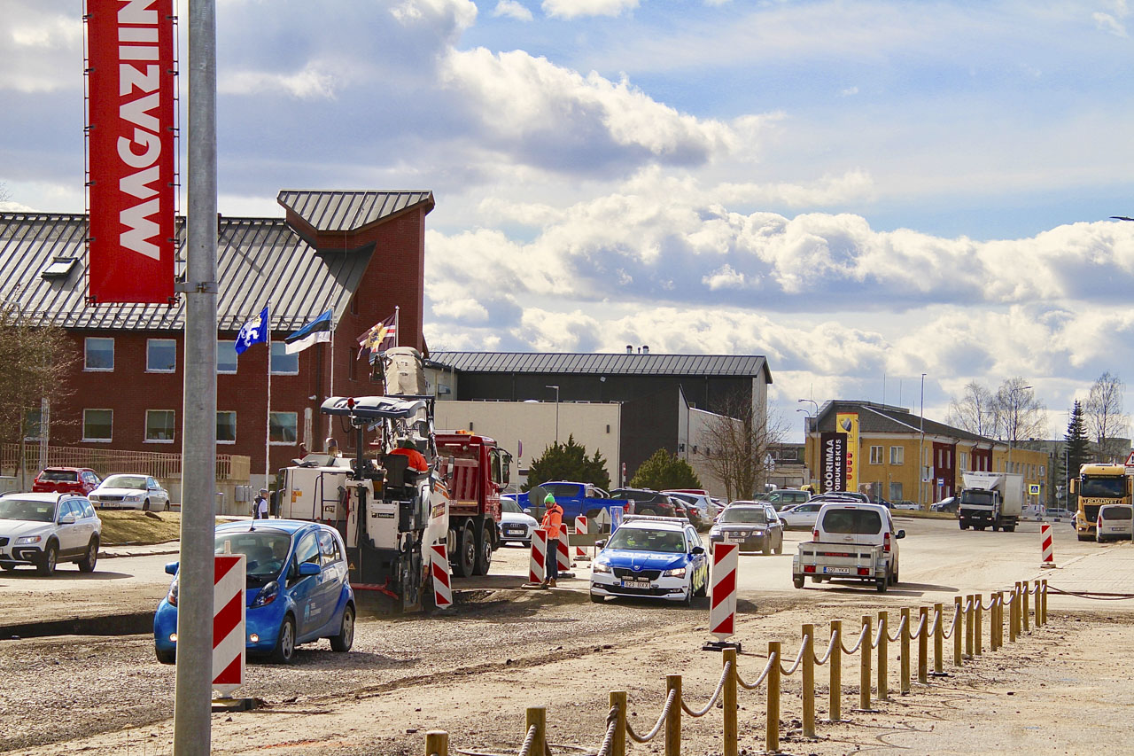 Teekatte freesimine 27. märtsi pärastlõunal Räpina maanteel kaupluse Magaziin ja politseimaja vahel.  Foto: VÕRUMAA TEATAJA