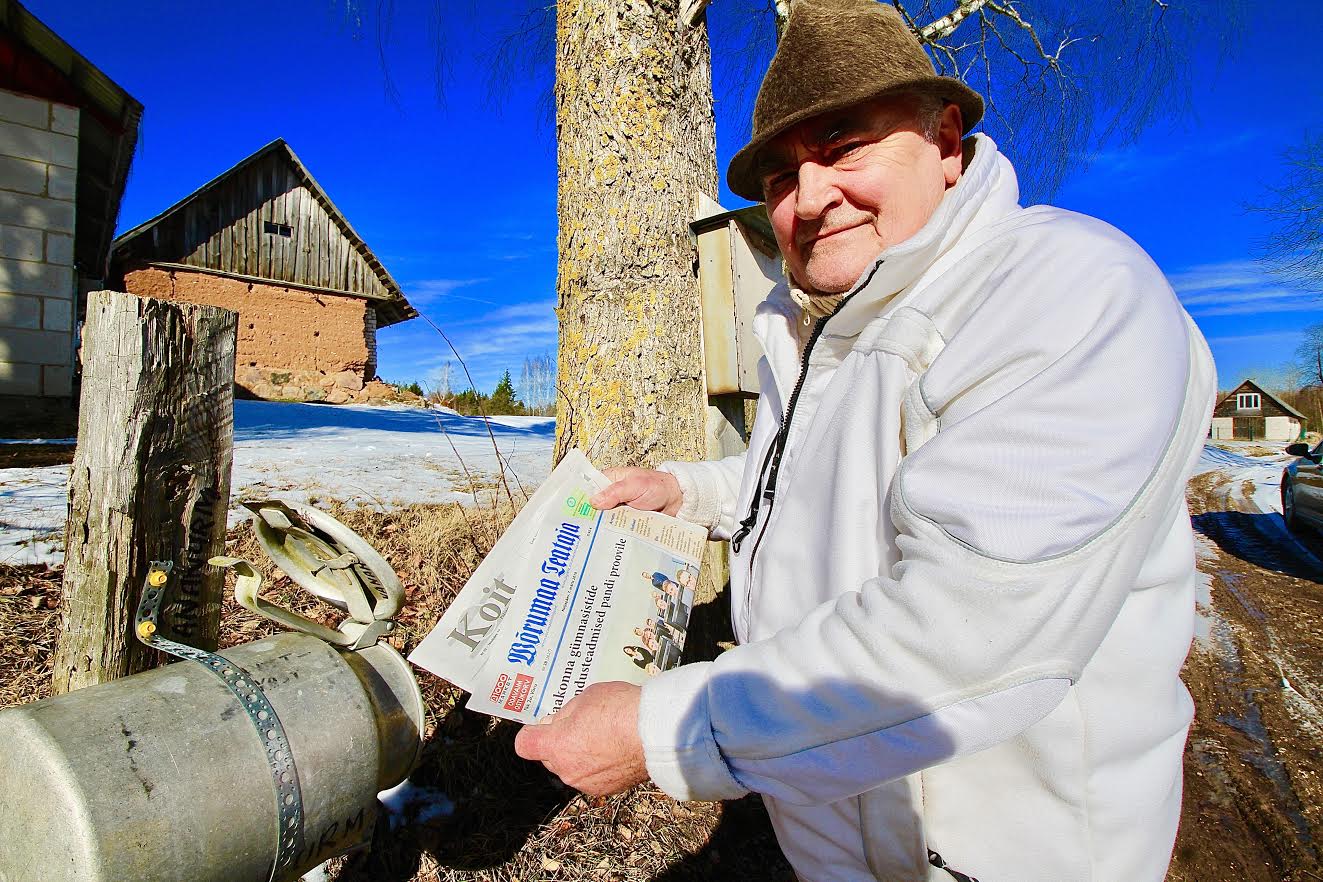 Ilmar Vananurm kiidab oma piimanõust tehtud postkasti, mis olevat täiesti ilmastikukindel. Postkasti lähemalt uurides on näha, et piimanõul on küljes ka tõmmitsaga suletav kaas, mis teebki võimalikuks mannergus oleva posti säilimise iga ilmaga. Fotod: KALEV ANNOM