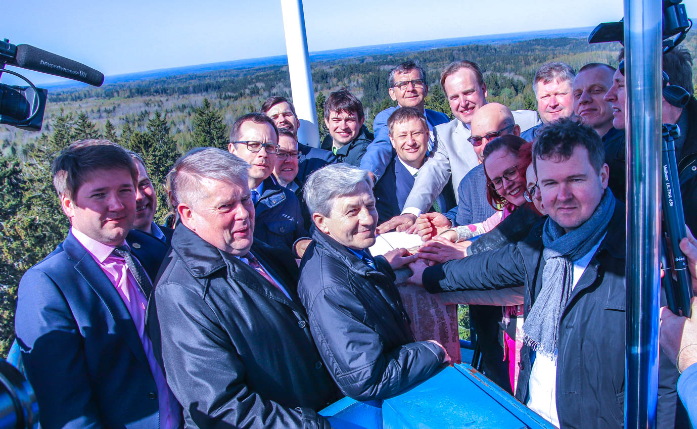 Lõuna-Eesti omavalitsuste esindajad allkirjastasid täna Suure Munamäe torni tipus hea tahte lepingu ning kinnitasid oma huvi pürgida ühiselt Euroopa kultuuripealinnaks. Foto: AIGAR NAGEL