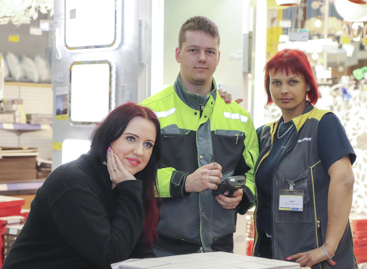 K-Rauta Võru kaupluse töötajad Rita (vasakult), Sander ja Kristi pole koos töötanud ühekaua, ent peavad kollektiivset läbisaamist väga oluliseks. Foto: AIGAR NAGEL