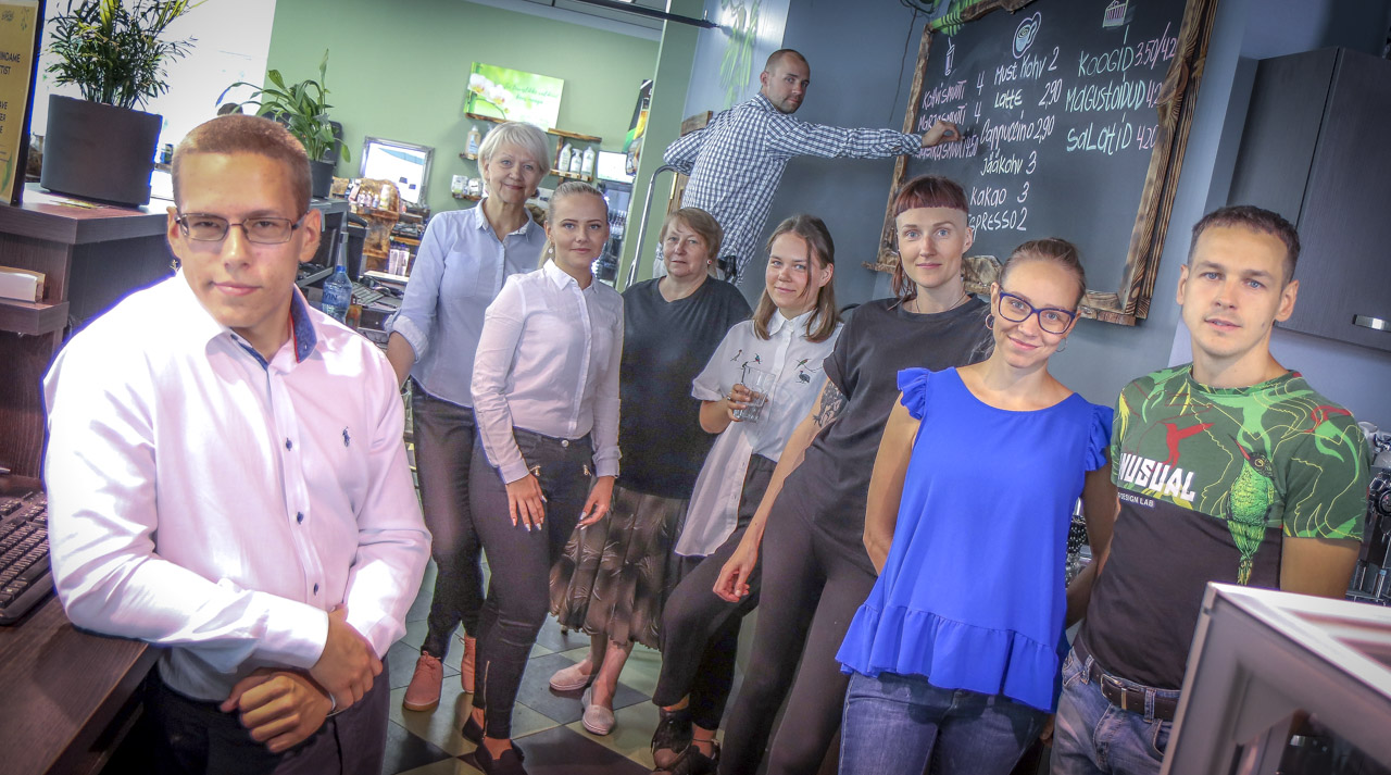 Pildil on Elopärli kohvik-poe meeskond avamispäeval. Alates 28. juunist on kohvik avatud kõikidele uute toiduelamuste ja tervislike toitude propageerijaile. Foto: AIGAR NAGEL