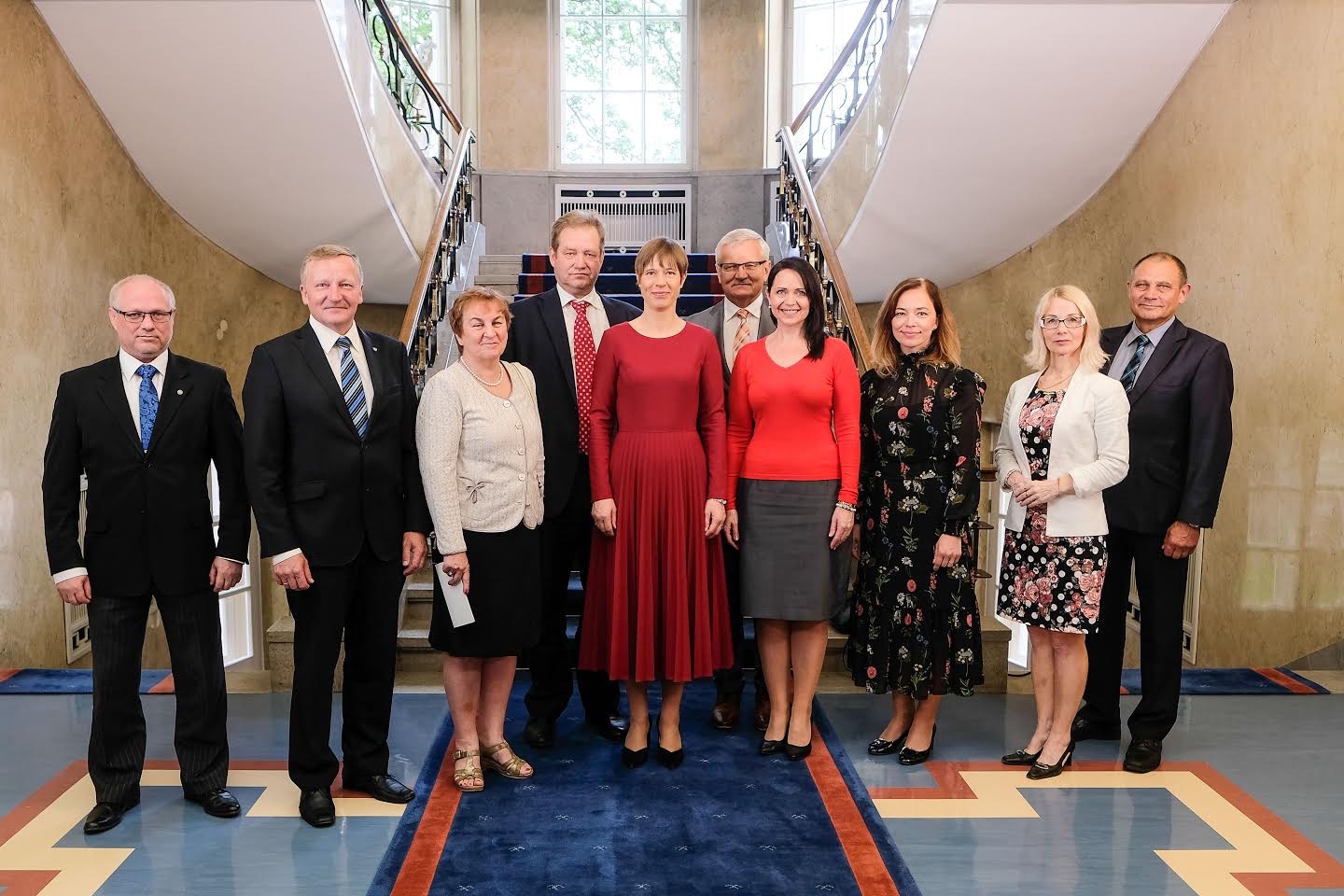 President Kersti Kaljulaid valmistub tööks Kagu-Eestis, teda viivad kohaliku eluoluga kurssi Kagu-Eesti toetusrühma liikmed. Foto: PRESIDENDI KANTSELEI