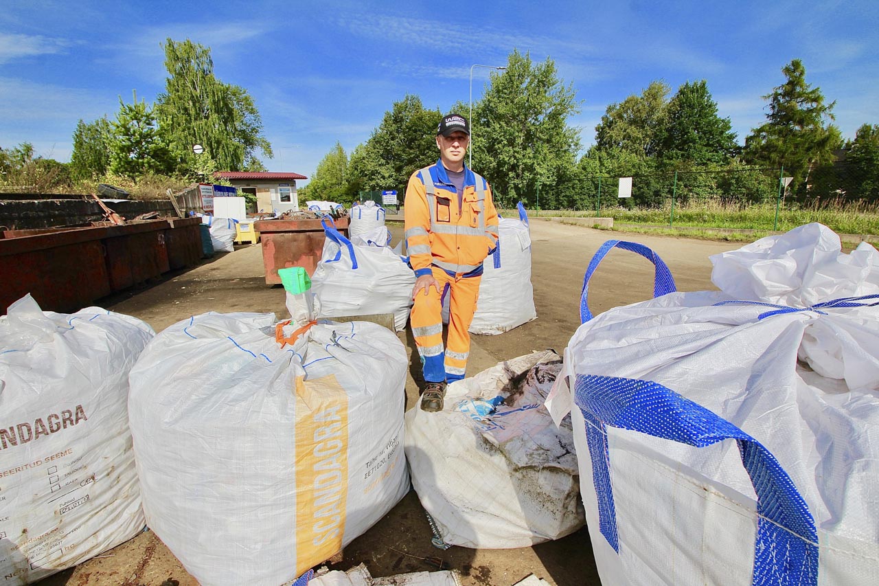 Ivar Piirisaar on Kuusakoskis töötanud tosin aastat. Pildil on ta Jaama tänaval, ümbritsetuna Läti päritolu pakendite kottidest, millest igaühes on umbes sada kilo alumiiniumpurke. FOTOD: Kalev Annom