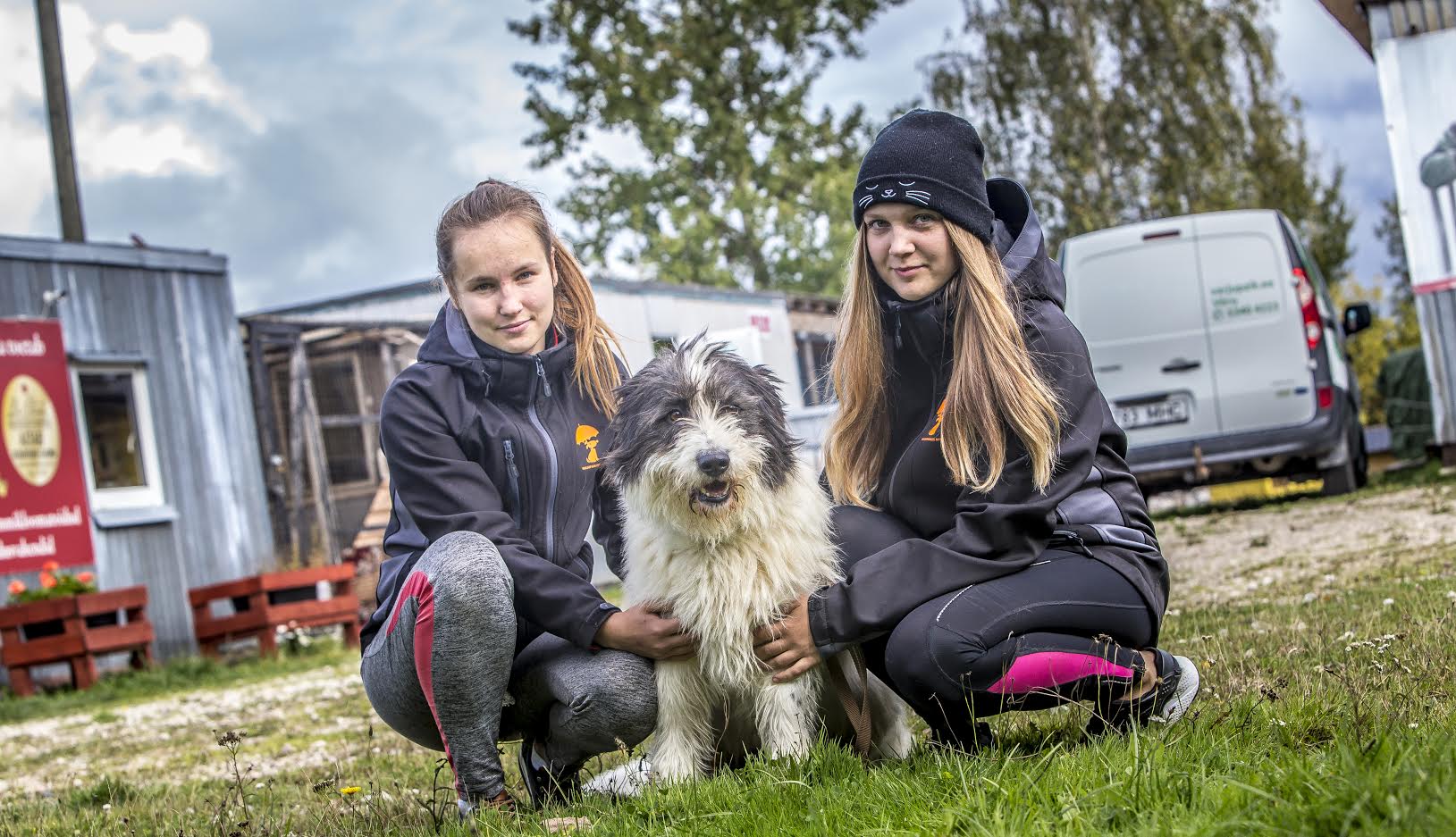 Varjupaiga töötajate Elise Hartmanni ja Marlis Simmeri sõnul ollakse kesistes tingimustes olukorraga harjunud, kuid nad leiavad, et muutused on ka loomadele väga hädavajalikud. Varjupaiga värske hoolealune on sõbralik koer Bim, kes sattus Võru loomade varjupaika üle piiri Lätist. Foto: AIGAR NAGEL