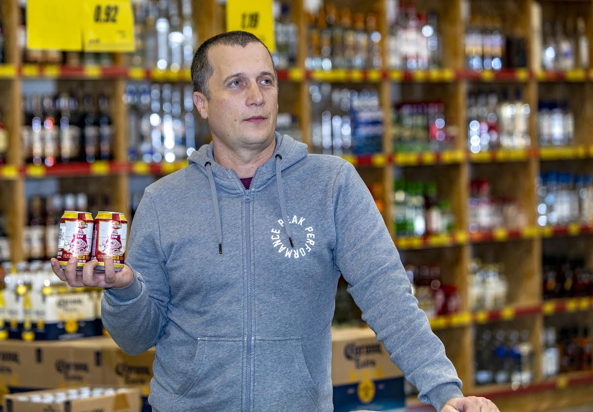 Alkoholikaupmees Einar Visnapuu juhib vägesid üle piiri asuvates Alko1000 poodides ning kodumaad rõõmustavates A1000 marketites, kuhu peagi jõuab müügile verivärske käsitööõlu Cimze. Foto: AIGAR NAGEL